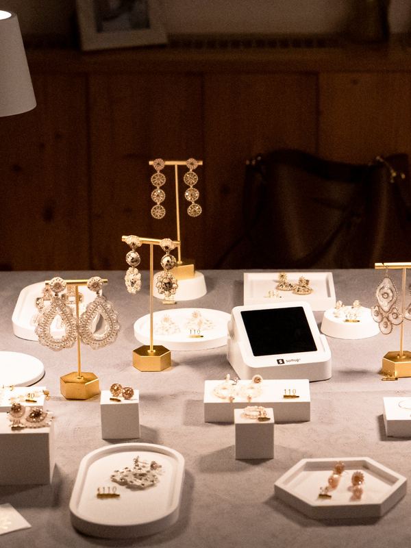 Stand einer Schmuckdesignerin mit Brautohrringen bei den Wedding Days