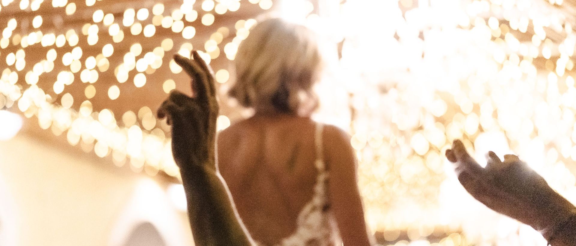 Braut tanzt unter Lichterketten bei den Wedding Days am Karlingberger Gut